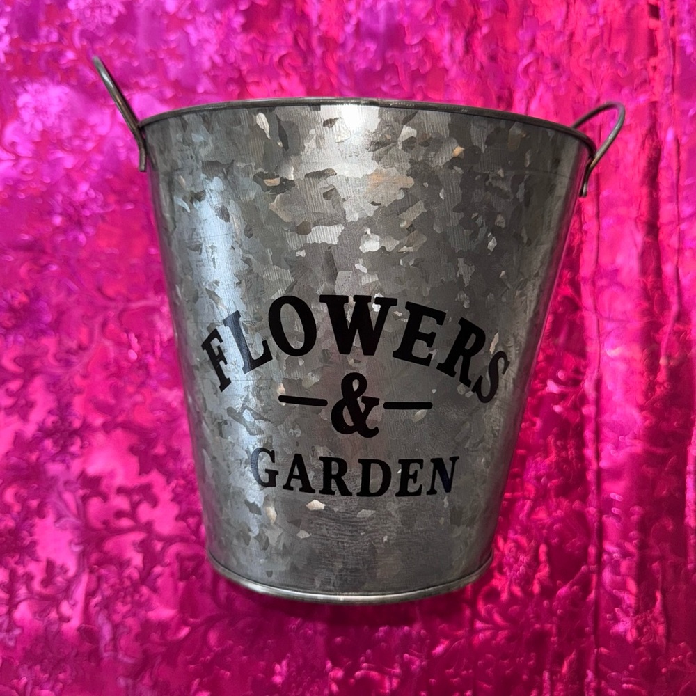 Galvanized Flowers & Garden …
Metal Planters. Farmhouse Chic Decor.